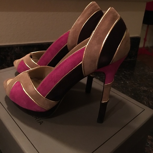 BCBG MAXAZRIA Linden High Heel Shoes - Picture 2 of 7